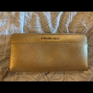 Michael kors wallet gold